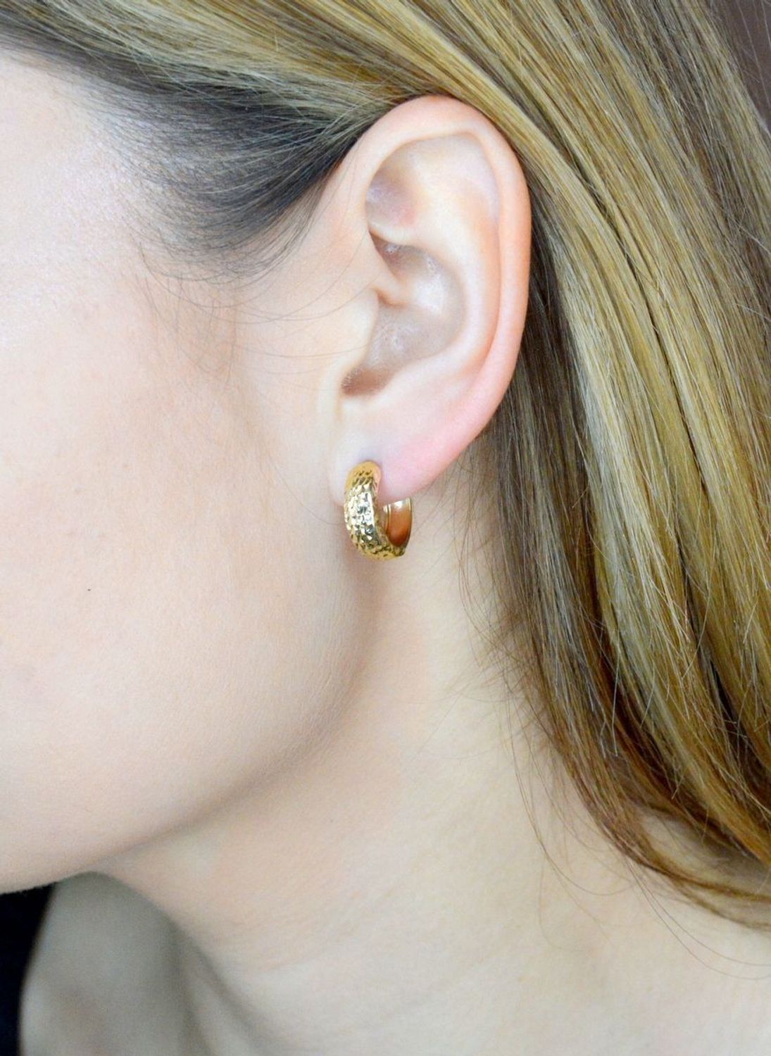 Złote kolczyki 375 grawerowane kółeczka KL 5212A 375. Uniwersalne złote, gładkie kolczyki próby 375 z motywem koła można skompletować z naszyjnikiem lub bransoletką, aby tworzyć wyjątkowe zestawy - idealne do różnych stylizacji. Idea.jpg